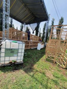 Construcción de escenario Pirámide Xochimilco con estructura de madera y carpa. Proyecto por MMS Arquitectos en Xochimilco, CDMX