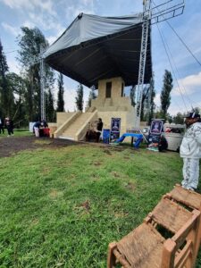 Pirámide Xochimilco terminada con estructura tipo templo y carpa para evento. Proyecto por MMS Arquitectos en Xochimilco, CDMX