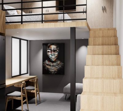 Minisuite tipo loft con altillo, ventanal, área de trabajo y escalera de madera. Diseño interior por MMS Arquitectos en Estado de México y Ciudad de México