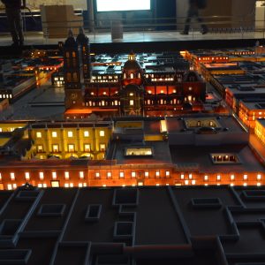 Vista posterior nocturna de maqueta del Zócalo de Puebla MMS Arquitectos