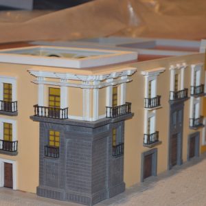 Detalle de edificios coloniales con balcones en maqueta de Puebla MMS Arquitectos