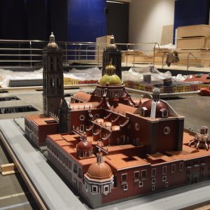 Maqueta de Catedral de Puebla en taller durante proceso de montaje MMS Arquitectos