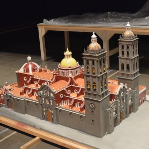 Detalle frontal de maqueta de Catedral de Puebla con torres y cúpula MMS Arquitectos