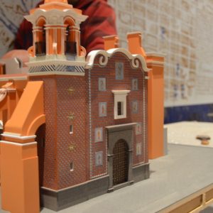 Detalle de fachada de maqueta de iglesia de Puebla con talavera MMS Arquitectos