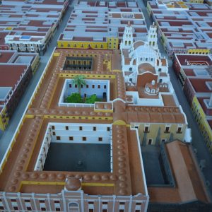 Vista aérea frontal de maqueta del Centro Histórico de Puebla con patios MMS Arquitectos
