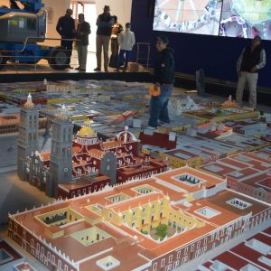 Maqueta del Centro Histórico de Puebla instalada en museo con visitantes MMS Arquitectos