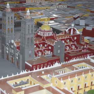 Vista 3/4 de maqueta de Catedral de Puebla y edificios coloniales MMS Arquitectos