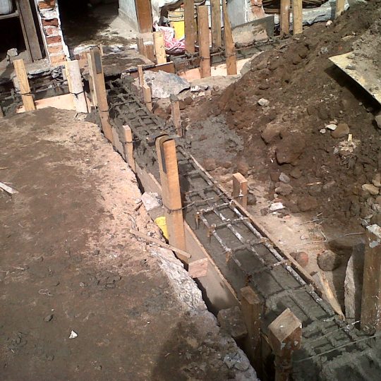 Trazo de cimentación y armado de contratrabes en obra MMS Arquitectos