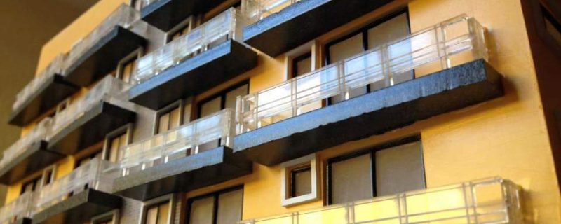 Detalle de fachada con balcones en maqueta de conjunto de departamentos MMS Arquitectos