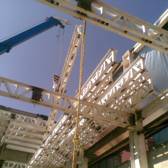Montaje de estructura metálica con grúa MMS Arquitectos