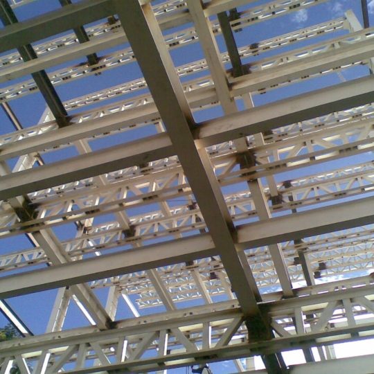Estructura metálica armaduras de acero en montaje MMS Arquitectos