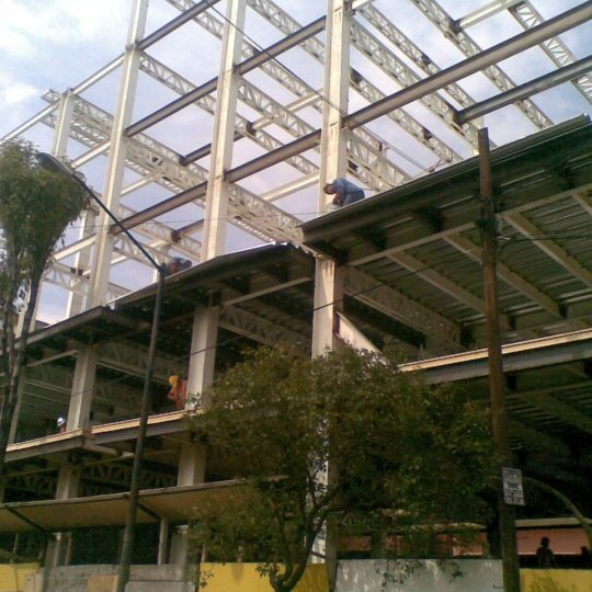 Edificio con estructura metálica en construcción MMS Arquitectos