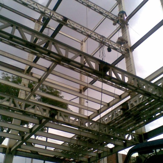 Armado de estructura metálica trabes y armaduras MMS Arquitectos