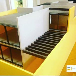 Detalle de acceso con escalera en maqueta de casa moderna MMS Arquitectos
