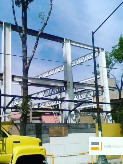 Estructura metálica en montaje obra urbana MMS Arquitectos