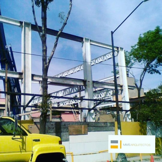 Estructura metálica en montaje obra urbana MMS Arquitectos