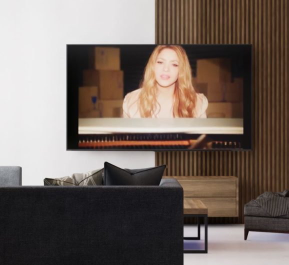 Diseño de sala con muro TV y paneles de madera MMS Arquitectos